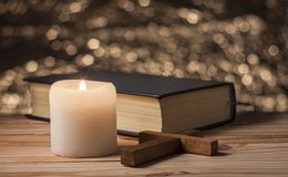 Bibel und Kreuz
