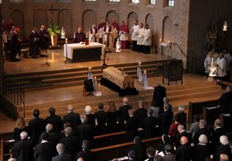 Blick von oben in der Kirche St. Bernhard in Speyer auf die Trauergemeinde beim Requiem für Domkapitular i.R. Otto Schüßler