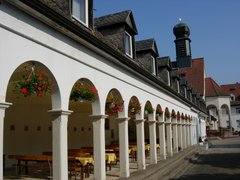 Arkaden im Wallfahrtshof von Maria Rosenberg