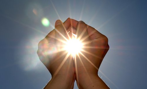 Hände vor der Sonne