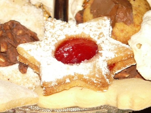 Sternförmiges Plätzchen mit roter Marmelade in der Mitte