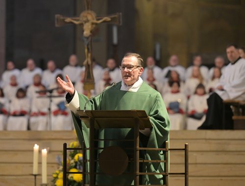 Domdekan em. Dr. Christoph Kohl predigt anlässlich seiner Verabschiedung im Dom, ein Siebzigjähriger Mann steht in grünem Gewand hinter einem Ambo