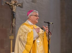 Bischof Dr. Karl-Heinz Wiesemann bei der Predigt zum Jahresschluss im Dom