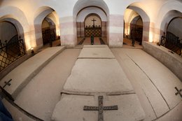 Das Grab des Domgründers Konrad II., Steinsarkophag mit Eisenbändern