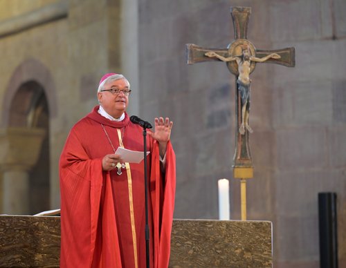 Der KathedralJugendChor und der Domchor singen beim Pontifikalamt zu Pfingsten