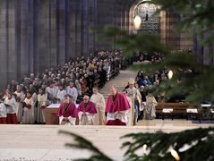 Einzug zum Pontifikalamt zum Jahresschluss im Speyerer Dom